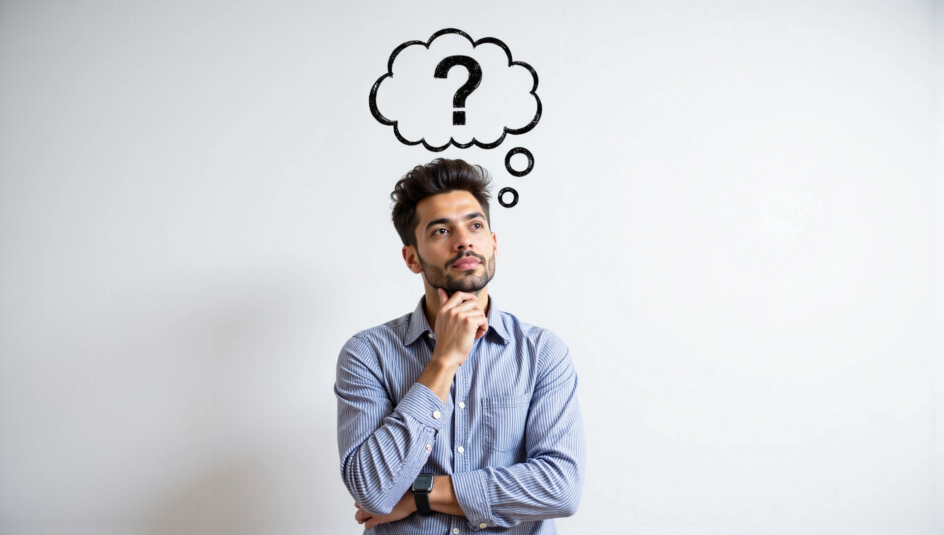 Una persona pensando con un signo de interrogación, en un ambiente limpio y moderno.